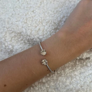 Caroline Svedbom armband  - Armband från Caroline Svedbom. Köpt i Juni och använt ca 1 gång! ❤️