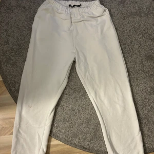 Mjukisbyxor - Säljer dessa vita mjukisbyxor ifrån lager 157 i stil xs men som passar mig som är en S! Köpa för 150kr säljer för 95kr! Fläck på knät men går nog bort med galltvål! ( kan fixas innan köp)