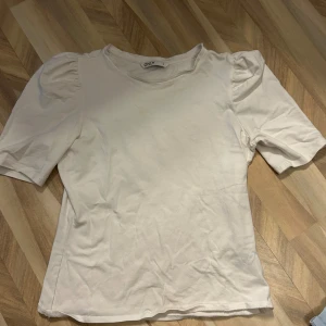 Tröja med puffärm - Säljer denna vita tröja med puffärm ifrån only! Köpt för 200kr, säljer för 100kr!