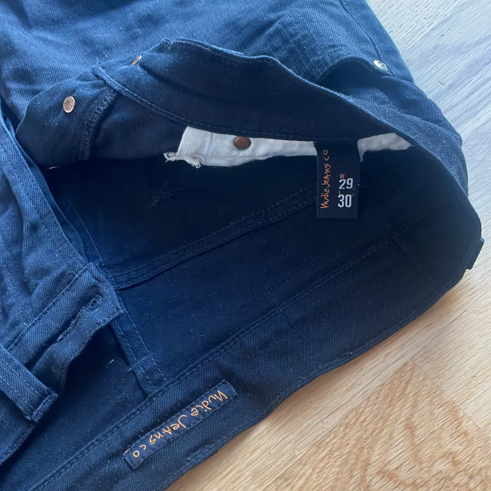 Ett par riktigt snygga Nudie Jeans, svarta. Modell är Gritty Jackson, Storlek är W 29 L 30.  Har blivit förstärkta i framsidan hos Nudie repairshops skräddare. Jeansen är i bra skick. . Jeans & Byxor.