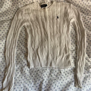 Ralph Lauren tröja  - Snygg långärmad Ralph lauren tröja, som man ser på andra bilden så har den lite sminkfläckar på kragen