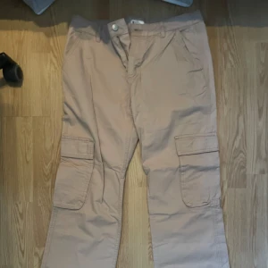 Cargobyxor - Nästan helt oanvända cargobyxor från Gina tricot. Säljer pågrund av att det inte passar mig bra. Om du har frågor är det bara att skriva :)
