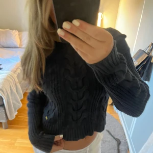 Stickad tröja😍 - Säljer denna ur snygga blåa stickade tröjan ifrån Kappahls märke Hampton republic🥰Jätte skönt material. Är i stl 146-152 men passar Xs-s☺️Perfekt nu till hösten.