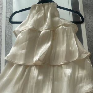 Volang topp - Lite gul kräm vit. 