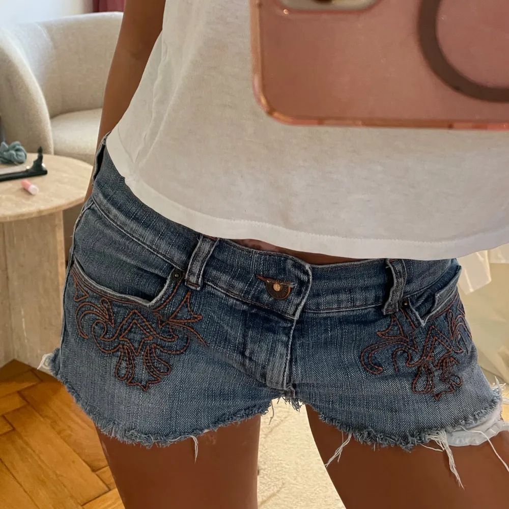 Säljer nu mina shorts. Användet ett fåtal gånger. Midjemåttet är 37cm tvärsöver.. Jeans & Byxor.