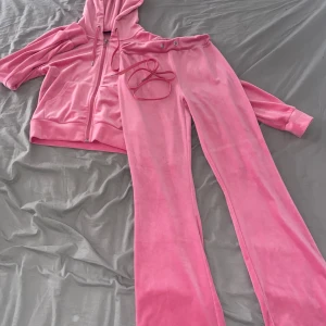 Velourdress! - Säljer ett set ifrån GinaTricot, byxor i storlek XS och tröjan i storlek S, använt 1 gång. SÄLJS för 180kr!