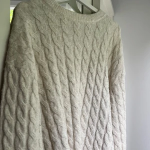 Kabelstickad tröja  - En stickad tröja från h&m, den har en lite oversized look och är i fint skick🥰