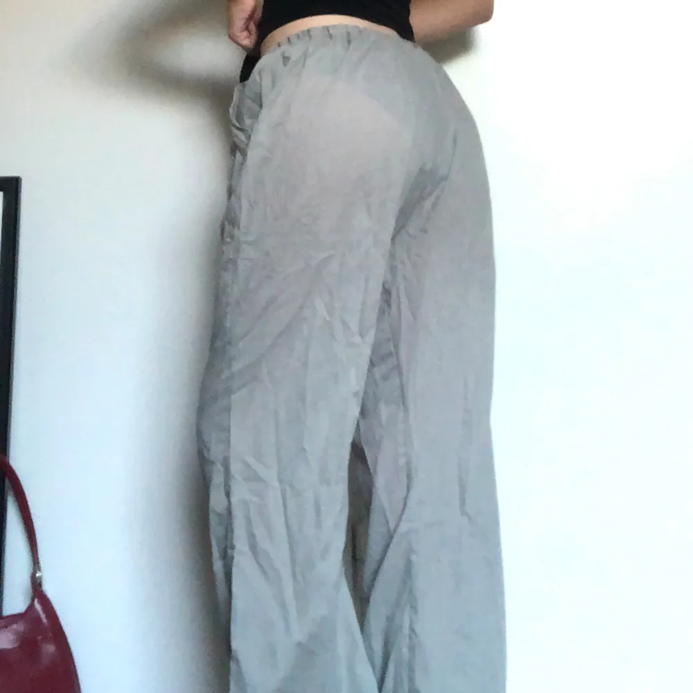 đ Sköna tunna byxor, pĂ„minner om linnebyxor | Lowwaist baggy modell | Köpt secondhand | VĂ€ldigt stretchiga sĂ„ passar frĂ„n xs-m skulle jag sĂ€ga! đ. Farkut & Housut.