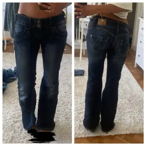 Lågmidjade jeans som originellt var skinny men som jag sytt om hemma(3bilden). Har även lagt in ett band i innersidan av jeansen så det går att justera midjan. Har använts ett flertal gånger⭐️köpta från sellpy 👯‍♀️