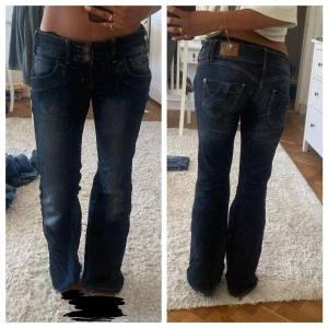 Lågmidjade Jeans 🎸 - Lågmidjade jeans som originellt var skinny men som jag sytt om hemma(3bilden). Har även lagt in ett band i innersidan av jeansen så det går att justera midjan. Har använts ett flertal gånger⭐️köpta från sellpy 👯‍♀️