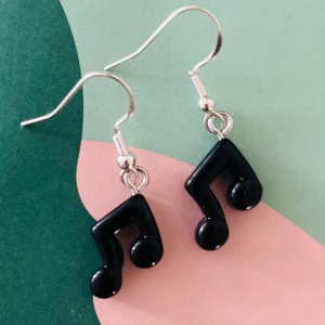 Musik örhängen  - Nickelfria krokar. Hämtas i Hornstull i Stockholm eller skickas mot fraktkostnad. ☀️