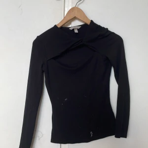 En svart långärmad tröja från H&M i storlek xs. - Bra skick, har någon fläck på sig men jag kommer tvätta innan så att den går bort!