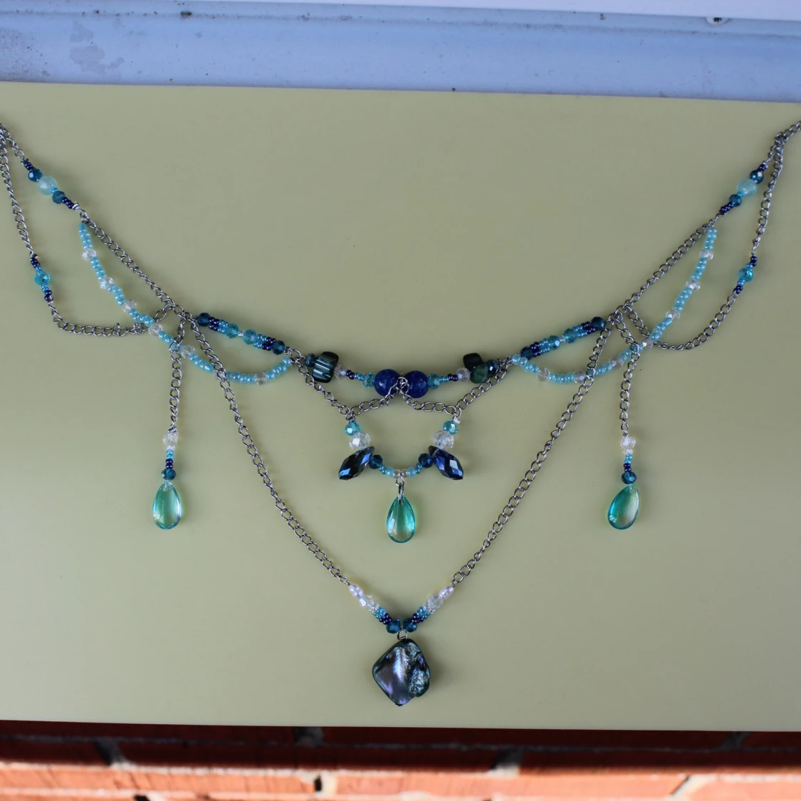 Flerlagrat halsband med blå och gröna pärlor - 92