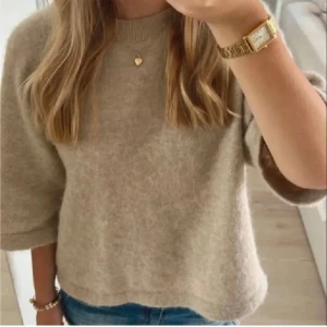 Other stories tröja - Säker denna populära tre kvarts ägnade other stories tröjan som är i toppen kvalite, skriv gärna privat om du har några frågor!❤️