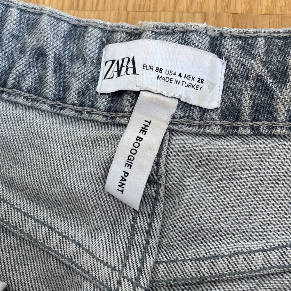 Säljer ett par grå jeans från Zara i storlek 36. De är i modellen 'The Boogie Pant' och har en avslappnad, wide fit. Jeansen har lite defekter nedtill som man kan se på bild 4. de är mer gråa i verkligheten än på bilderna. Jeans & Byxor.