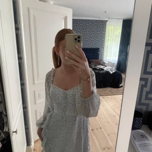 sommarklänning - Säljer denna sjukt fina blommiga klänningen från hollister  Passar superbra till sommaren och andra festliga tillfällen 