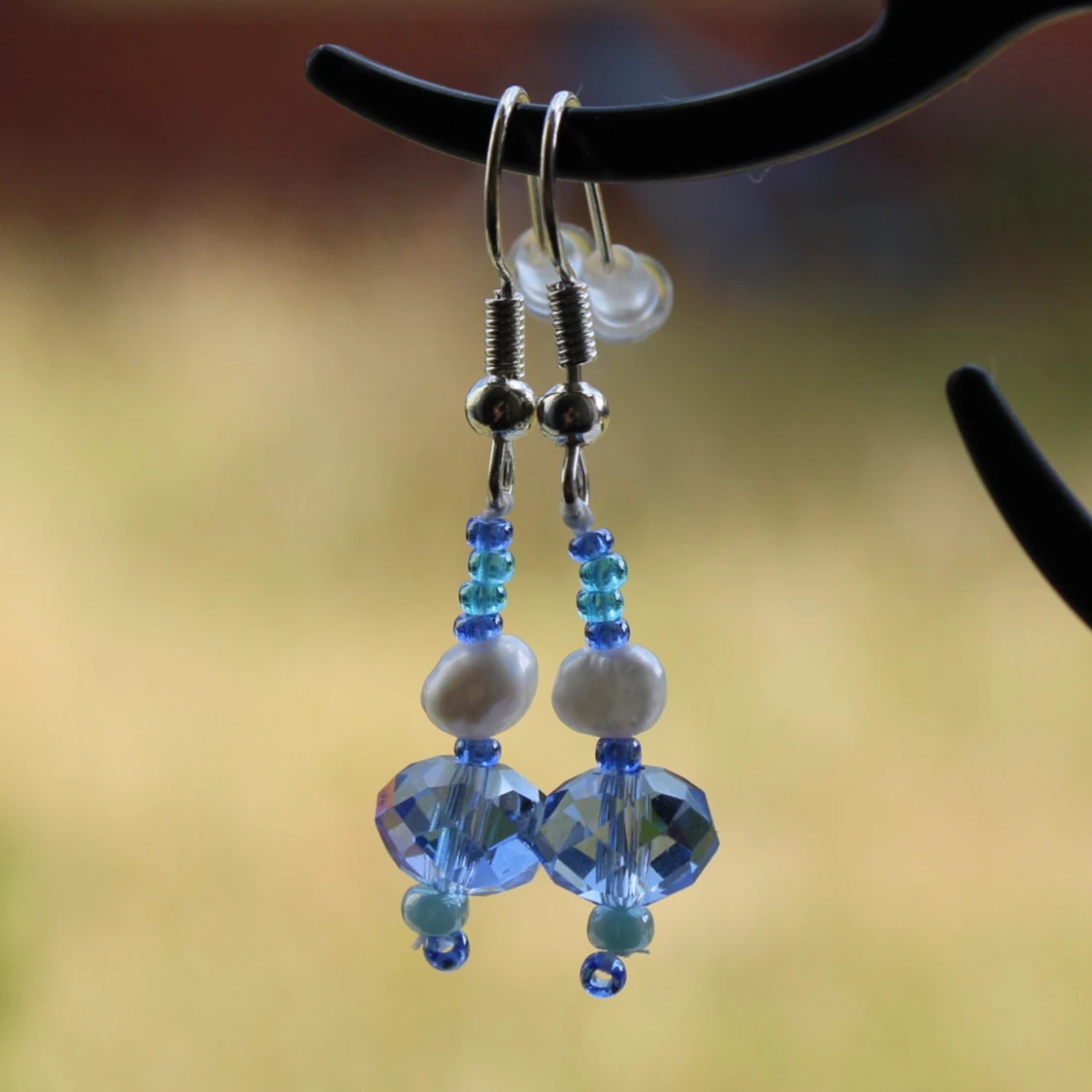 Blå pärlörhängen med vita detaljer