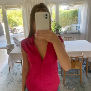 Röd kortärmad skjorta  - Röd kortärmad skjorta. Passar som en S. Använt den en gång så super bra skick. ❤️ 