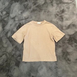 T-Shirt - Basic tshirt från Gina Tricot, i stl XS