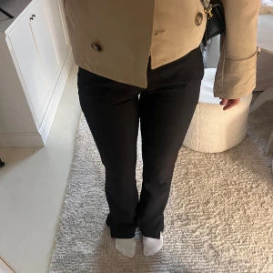 Svarta kostymbyxor - Säljer ett par snygga svarta kostymbyxor från bikbok. De är lågmidjade och har en straight passform. Byxorna är i nyskick och gjorda av ett bekvämt och slitstarkt material. (Nypris 499kr)💕