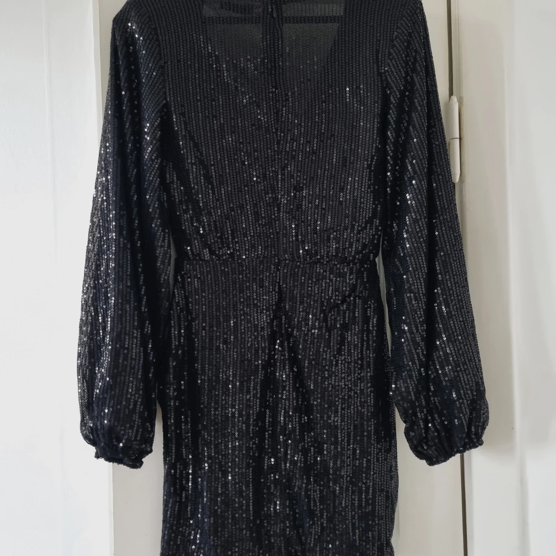 Svart glittrig klänning - 91
