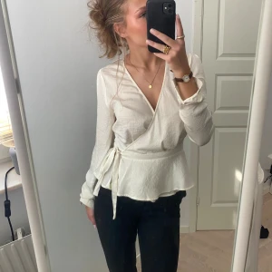 Blus  - Säljer min superfina blus från Nelly. Använd fåtal gånger💕