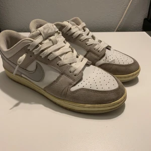 Nike dunk low  - Nike dunk i grå färg, de är använda och i ganska dåligt skick men har lite kvar att ge. Sulan och tungan är i dåligare skick, pris kan diskuteras. Storlek 42-43