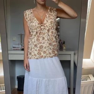 mango blus - blus från mango, i nyskick🫶🏼 de första två bilderna är lånade från hon jag köpte den ifrån, den sista är min! 