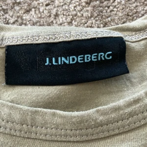 T-Shirt från J. Lindeberg - Tja, säljer denna riktigt feta T-shirten från J. Lindeberg till ett hyggligt pris✅ 9/10 skick.