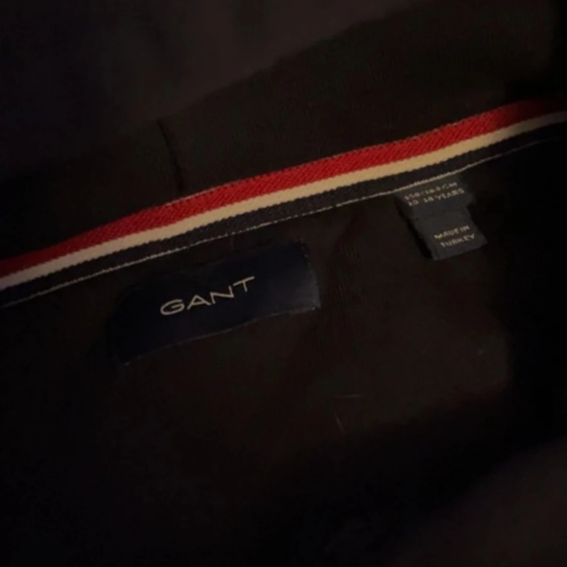 Mörkblå hoodie från GANT - 93