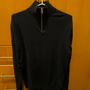 Halv-zip tröja - Hej!  Säljer en halv-zip tröja från Jack and Jones i marinblå färg. Skicket är utmärkt och den är knappt använd. Storleken är M men är ganska liten i storlek. Säljer den eftersom den inte passar mig längre. Hör av er vid eventuella frågor!
