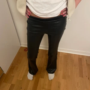 Läderbyxor - Skitsnygga lowwaist läderbyxor från hm🔥