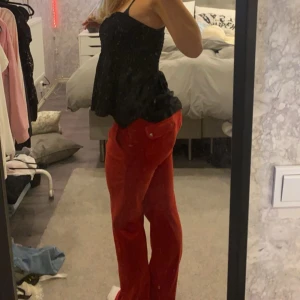 Juicy byxor  - Säljer mina röda juicy couture byxor dom är i bra skicka,snörena saknas.💕