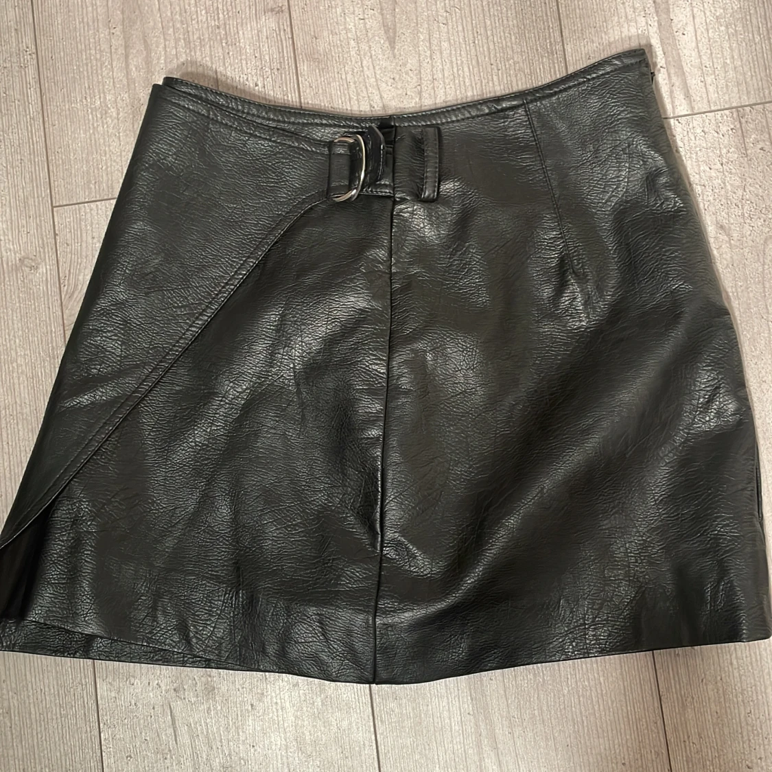 Minikjol skinnimitation med knäppe - 90