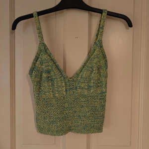 Grön stickad linnetopp - Säljer en superfin grön stickad linnetopp med v-ringad design. Aldrig använd men i fint skick. 