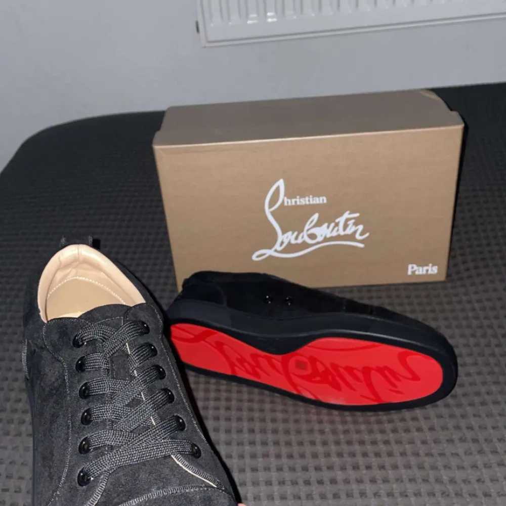 Säljer mina Christian Louboutin för de är inte min stil.Modell Louis Junior.Knappt använda. Skick:9,8/10.Storlek 43 passar också storlek 42,5.Medföljer box och dustbag.Vänligen hör av er vid frågor eller funderingar och pris kan diskuteras mvh Philip. Skor.