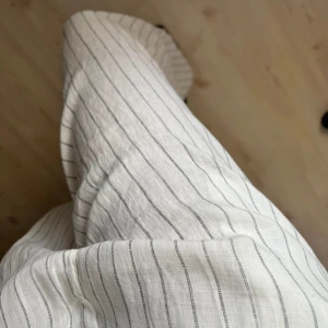 Nya Linnebyxor  - Helt nya byxor från gina tricot i storlek M som aldirg kommit till använding. Endast testade. 