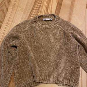 Mjuk tröja - Mjuk och supergosig tröja i fint skick.  Perfekt nu till hösten. Finns ingen storleksmärkning på denna men jag gissar att storleken är 128. 