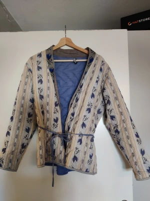 Jacka/ kofta - Lätt vadderad jacka från Gudrun Sjödén med fint mönster. Bruksskick.