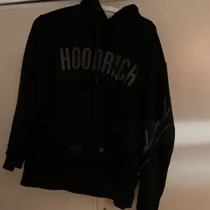 Säljer nu min hood rich hoodie som knappt är använd och är i väldigt bra skick. Vid snabbaffär kan pris diskuteras så tveka inte på höra av er!