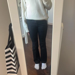 Svarta grunt jeans  - Andvänd ca tre gånger då det är lite korta för min smak, passar jätte fint, storlek 140, kostade 630 när jag köpte 