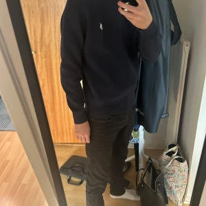 Ralph lauren tjocktröja - Säljer denna Ralph lauren tjocktröjan i storlek xs men passar även S. Tröjan har inga defekter och är i nyskick. Modellen på bilden är runt 170cm. Hör av er vid frågor!!