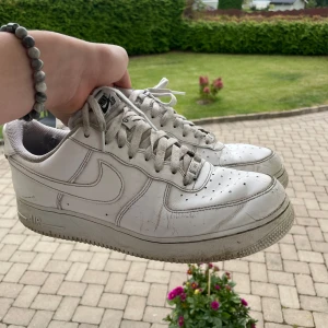 Nike air force 1 - Säljer mina vita air force 1 pga tar bara upp plats. Storlek 46 Dem är i Andvänd skick men inga hål eller nått sånt. Pris kan diskuteras vid snabb affär!