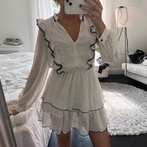 Zara klänning  - Super fin klänning från zara, knappt använd🐰🖤