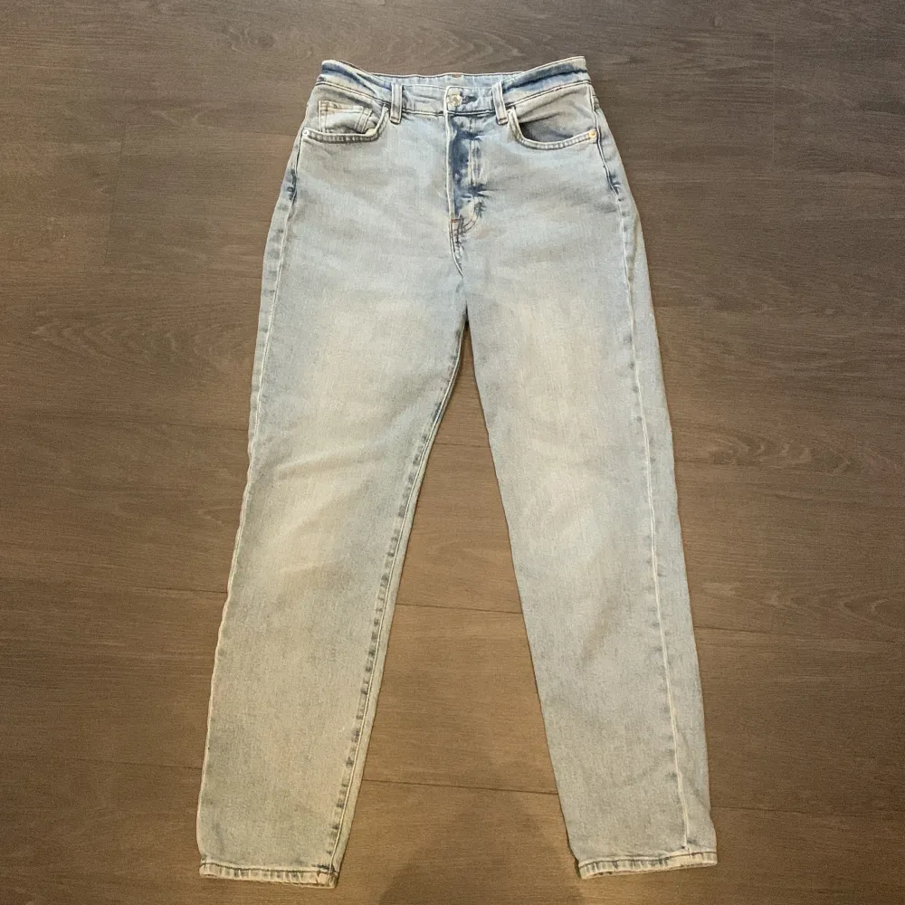 Mom jeans från H&M i storlek 36. Säljer då de är för korta.. Jeans & Byxor.