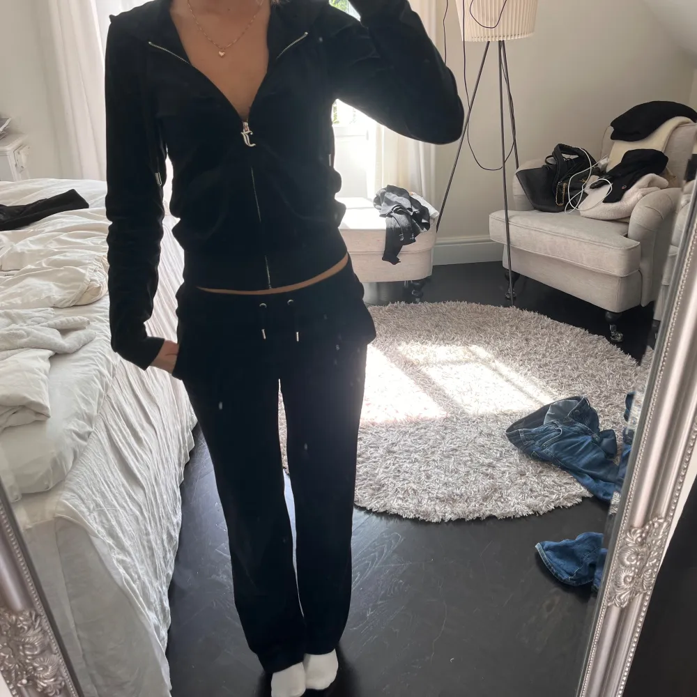 Säljer mitt juicy couture set! Jätte fint skick😊🥰 båda delarna är i storlek xxs! . Jeans & Byxor.