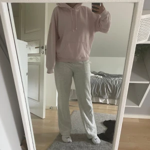 Bikbok hoodie - Ljusrosa hoodie från bikbok, ganska använd men i fint skick, obs färgen är mer rosa i verkligheten💕. 