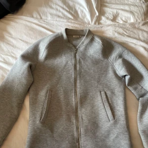 Kofta - Kofta från J.Lindeberg i strlk M. Något större än M