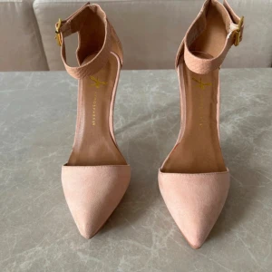 Klackskor i fakemocka - Använda i gott skick 💖