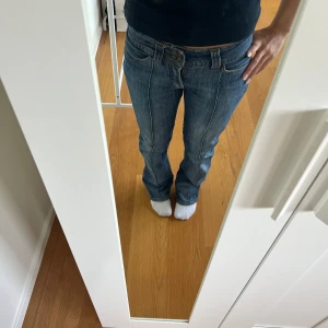 Low waist bootcut jeans - Säljer mina low waist bootcut jeans som jag köpte second hand. Jätte bra kvalitet och inga skador. För referens är jag 160 cm och dom är lite långa. Har vanligtvis 34-36 i jeans eller 30 i längd och 25-26 i midjemått